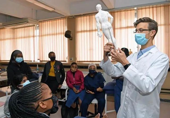 特讯-新华社及旗下瞭望杂志采访天江药业总经理胡奇飞并报道全球中医药学术活动